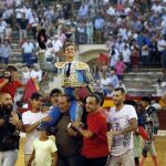 El Juli, en imagen de archivo, saliendo a hombros de la Plaza de Toros de Alicante