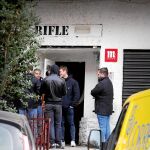 Varios aficionados, en la puerta del bar El Rifle antes del encuentro de ayer en el Metropolitano