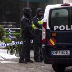 La Policía junto al cadáver de la fallecida tras ser rescatada del interior del club