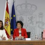 Las ministras de Hacienda María Jesús Montero (i), la ministra Portavoz Isabel Celaá, y de Economía Nadia Calviño (d), durante la rueda de prensa celebrada esta mañana tras el Consejo de Ministros, en el Palacio de La Moncloa.- EFE/Ballesteros