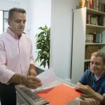El portavoz adjunto del PSOE-M en la Asamblea de Madrid, José Manuel Franco, deposita su voto en la agrupación socialista de Chamartín.