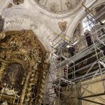 Iglesia del hospital de la Caridad, con el andamiaje para descolgar uno de los dos lienzos de Murillo.