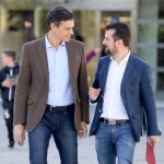 Sánchez y Tudanca conversan durante la última visita del primero a la Comunidad