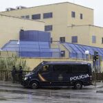 Efectivos de la Policía Nacional permanecen hoy a las puertas del Centro de Internamiento de Extranjeros (CIE) de Aluche, en Madrid