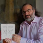 El colaborador de LA RAZÓN, Alfredo Pérez Alencart, con ejemplares de su obra