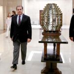 El presidente de AENA, José Manuel Vargas (centro) y el secretario de Estado de Infraestructuras, Julio Gómez-Pomar, a su llegada a la reunión de ayer