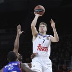 El jugador del Real Madrid Luka Doncic (dcha) tira a canasta sobre la defensa de Bryant Dunston (izq), del Anadolu Efes