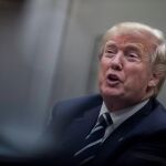 El presidente de los Estados Unidos, Donald Trump, realiza unas observaciones durante un debate sobre la reforma penitenciaria, en la Casa Blanca, Washington, DC, ayer