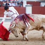 Luis David Adame dando un derechazo, ayer, en la décima de San Isidro FOTO: Javier Fdez.-Largo