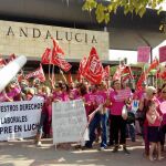 El sindicato CC OO-A ha convocado esta mañana a las 11:00 horas una concentración a las puertas de la Consejería de Educación ,en señal de protesta contra la precariedad laboral de las monitoras de Educación Especial externalizadas. En casi 800 centros docentes de titularidad pública desarrollan su trabajo unos 900 monitores –la inmensa mayoría, mujeres– de Educación Especial, contratados a través de empresas externas de forma discontinua y por periodos de diez meses. Denuncian precariedad y discriminación salarial.