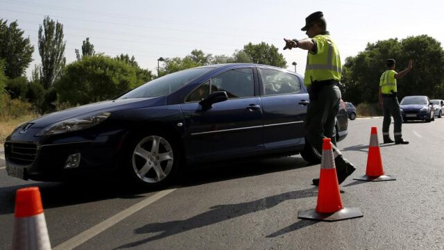 Un coche detenido en un control de Policía