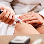 Un enfermo de diabetes inyectándose insulina.