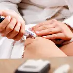 Un enfermo de diabetes inyectándose insulina.