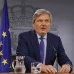 El portavoz del Gobierno, Íñigo Méndez de Vigo, durante la rueda de prensa posterior a la reunión del Consejo de Ministros celebrada hoy en el Palacio de la Moncloa
