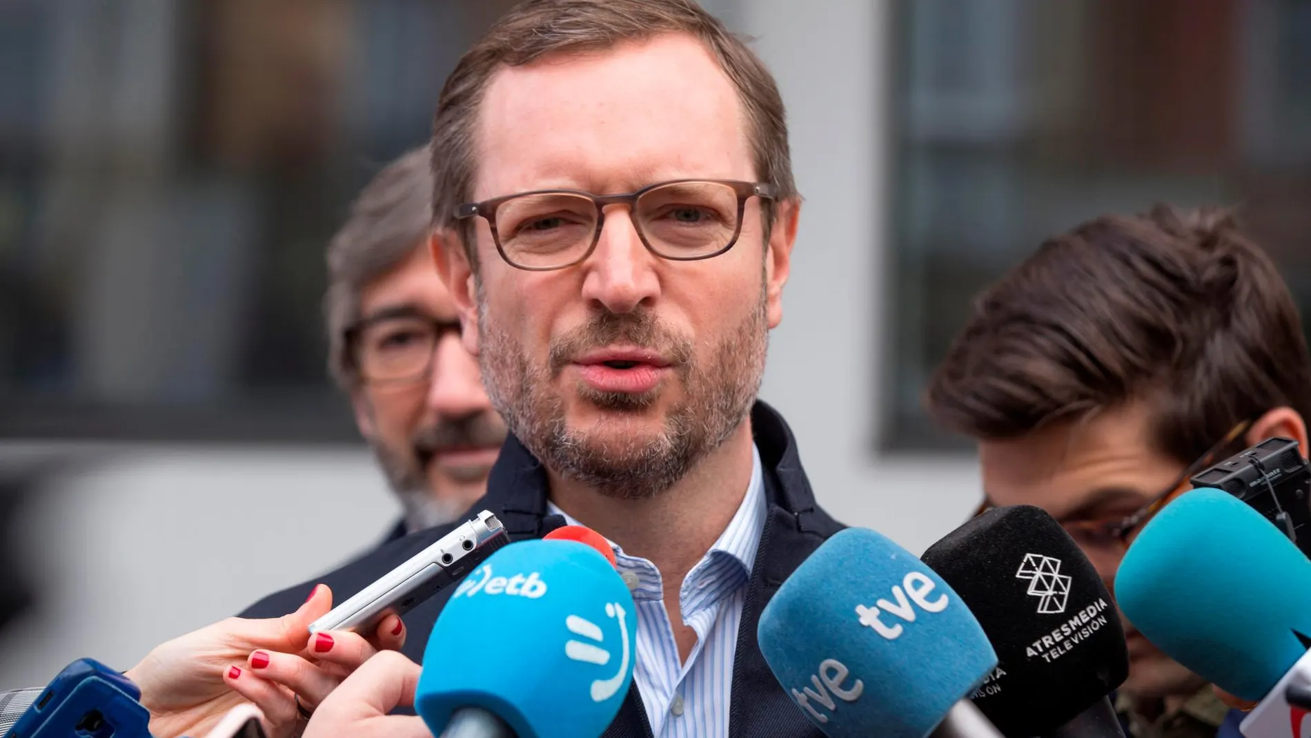 El candidato del PP al Congreso por Álava, Javier Maroto, tras ejercer su derecho al voto