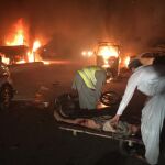 Los servicios de emergencia trasladan a uno de los heridos en el atentado