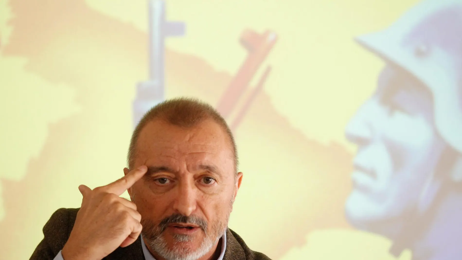 Rueda de prensa de Arturo Pérez-Reverte para presentar su libro "La Guerra Civil contada por los jóvenes"/ J. FDEZ. - LARGO