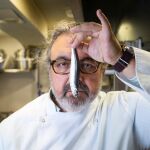 El cocinero Juanjo López Bedmar, de La Tasquita de Enfrente, ha publicado un libro: “La sencilla desnudez”. (Foto: JESUS G. FERIA)