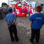 Simpatizantes del presidente de Venezuela Nicolás Maduro observan al presidente pronunciar un discurso en un acto el martes 12 de octubre de 2016, en Caracas (Venezuela).