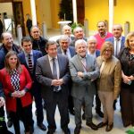 Foto de familia de los participantes en el encuentro, con Francisco Vázquez y César Rico, entre ellos