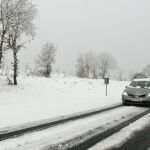 Una carretera leonesa cubierta de nieve