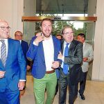Herrera bromea con Óscar Puente a su llegada al Patio Herreriano junto a Jesús Julio Carnero y Francisco Marhuenda.