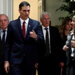 El presidente del Gobierno, Pedro Sánchez (2i), y el presidente de la Fundación RAISS, el actor estadounidense Richard Gere