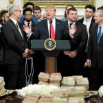 El presidente Donald Trump recibió ayer en la Casa Blanca a los Bison de Dakota del Norte, campeones de la liga de fútbol americano