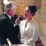 Don Emilio (José Sacristán) avisa a Ana Rivera (Paula Echevarría) de que son las 00:07 en el comienzo del directo