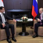 El presidente ruso, Vladimir Putin (d), se reúne con su homólogo sirio, Bachar Al Asad (i), en el balneario ruso a orillas del Mar Negro en Sochi (Rusia) ayer
