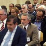 El ex tesorero del PP Luis Bárcenas (c, arriba), junto al cabecilla de la trama, Francisco Correa (d, abajo); y el 'número dos' de la red corrupta, Pablo Crespo (2i), durante el juicio de la Época I del 'caso Gürtel'