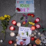 Flores, velas y demás recordatorios en memoria de Mmame Mbage en el lugar en el que se produjo su muerte anoche en el barrio de Lavapiés (Madrid).