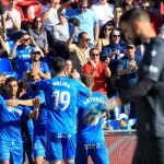 El delantero del Getafe Ángel Rodríguez celebra con su compañero Francisco Portillo (d) su segundo gol marcado ante el Alavés, el cuarto del conjunto azulón