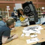 Como en este colegio electoral del área de Londoderry (Ulster), el recuento de las elecciones municipales del jueves no empezó hasta ayer / Ap
