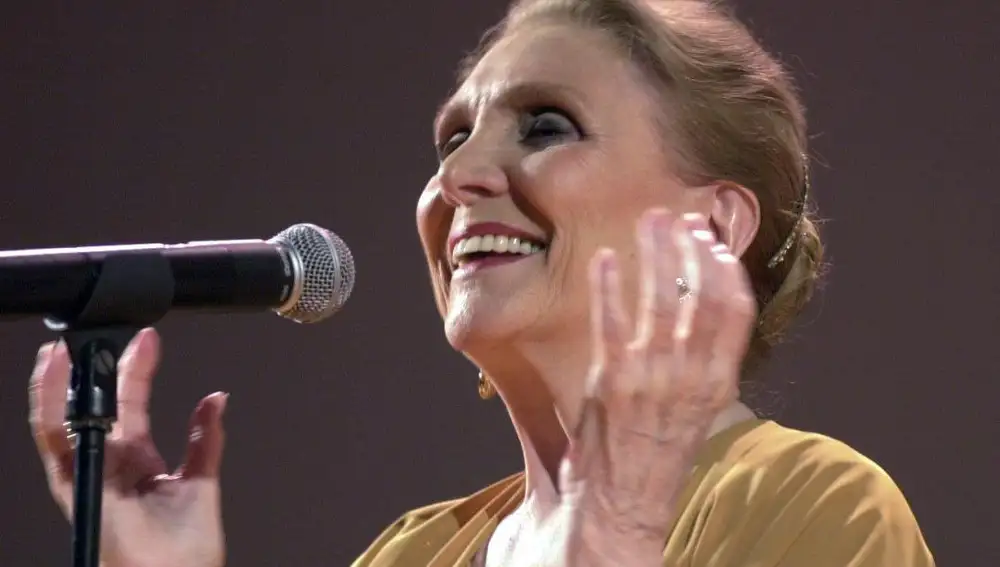 La cantante María Dolores Pradera, durante su actuación en el Palacio de Congresos de Santiago, donde comenzó la gira española en la que interpretaba las canciones de "Esencia de mujer"/ Efe