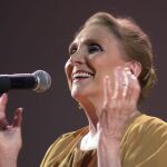 La cantante María Dolores Pradera, durante su actuación en el Palacio de Congresos de Santiago, donde comenzó la gira española en la que interpretaba las canciones de "Esencia de mujer"/ Efe