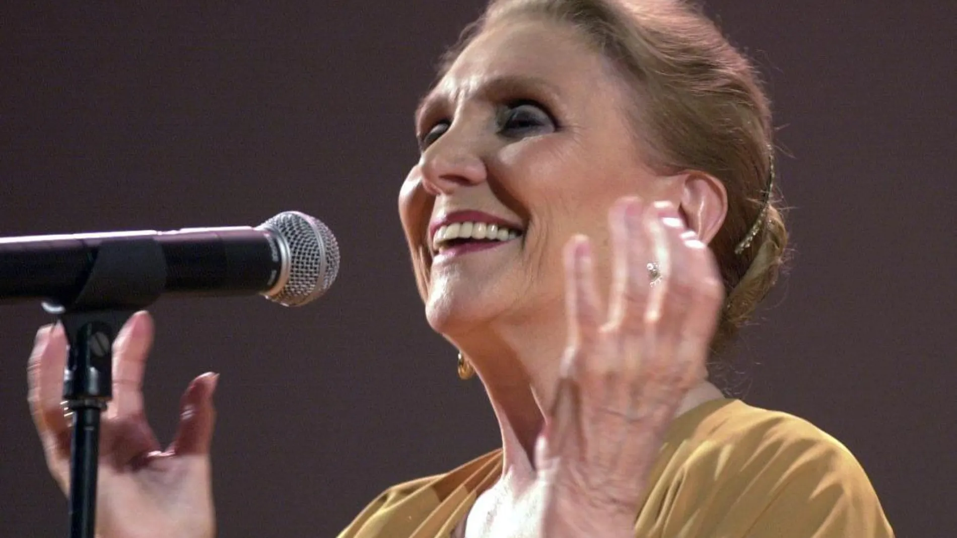 La cantante María Dolores Pradera, durante su actuación en el Palacio de Congresos de Santiago, donde comenzó la gira española en la que interpretaba las canciones de "Esencia de mujer"/ Efe