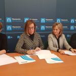 Ángeles Armisén firma los acuerdos con la Fundación San Cebrián y AFA Guardo