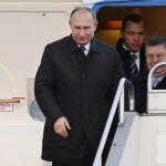 El presidente ruso, Vladímir Putin, llega al aeropuerto Yaaguchiube en Ube, oeste de Japón, hoy, 15 de diciembre de 2016
