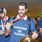 El capitán Raúl Entrerríos muestra el oro conquistado en Zagreb