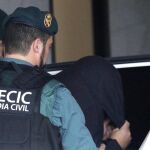 Dos agentes de la Guardia Civil trasladan a Abuín al juzgado