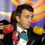 El vicepresidente de Sociedad Civil Catalana, José Domingo, realiza declaraciones a la prensa durante la concentración llevada a cabo ante el ayuntamiento de Sabadell, organizada por bajo el lema “Por un ayuntamiento de todos”. EFE/Susanna Sáez