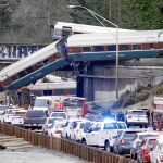 Imagen del tren descarrilado en el sur de Seattle, ayer, a primera hora de la mañana