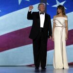 El vestido del baile inaugural fue diseñado según las directrices de Melania Trump. Ahora forma parte de la «Colección Primeras Damas» del Museo de Historia de EE UU y ya es uno de los diseños icónicos de la moda actual