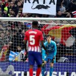 Los atléticos se movilizan para quitar la placa de Courtois