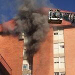 Imagen de los bomberos tratando de sofocar las llamas