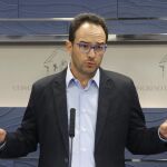El portavoz del PSOE, Antonio Hernando, durante la rueda de prensa que ofreció hoy en el Congreso.