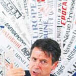 El primer ministro italiano, Guiseppe Conte, durante su comparecencia, ayer, ante los corresponsales europeos en Roma