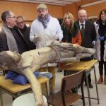 La presidenta de la Diputación de Palencia, Ángeles Armisén, junto a los diputados provinciales Carmen Fernández y Javier Villafruela, visita con el obispo de Palencia, Manuel Herrero, los trabajos que se llevan a cabo en el taller de restauración de obras de arte que impulsan ambas instituciones