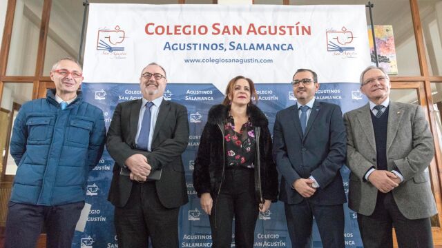 La presidenta de las Cortes de Castilla y León, Silvia Clemente, y el consejero de Educación, Fernando Rey (2I), asisten a la inauguración de la III Semana de Formación del colegio San Agustín. En la imagen junto al director del colegio, Fernando Martín (2D); el rector de la USAL, Ricardo Rivero (I); y el presidente de escuelas católicas, Juan Carlos Pérez Godoy
